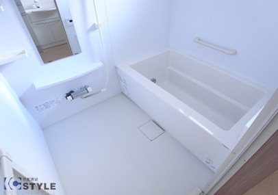 真白で清潔感溢れる浴室は大き目な浴槽で広々しています また賃貸では少ない追炊き機能付きで便利！
