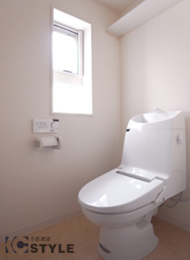 ウォシュレットも標準装備のトイレ小さい棚等配慮が使いやすい