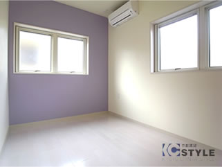 明るいカラーコーディネートと2面の採光が明るく、風通しも良好な主寝室（01・03type）