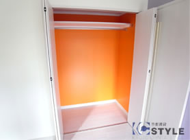 主寝室の大きめクローゼットは内部がオシャレなオレンジ色。（02type）
