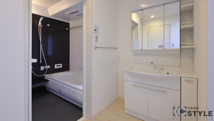 ゆったりとした洗面脱衣スペースにワイドボウルのシャンプードレッサー。デザインパネルが綺麗な追炊き、浴室暖房乾燥機付オートバス（102号）