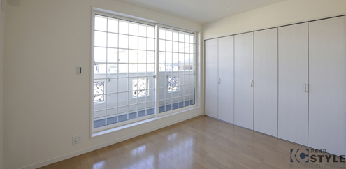 ２階バルコニー側の主寝室には大型クローゼット完備で便利。比較的大型の窓からの採光が明るく気持ち良い空間（104号）