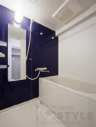 ダークブルーのデザインパネルを採用したバスルーム