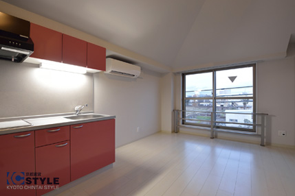 清潔感のある室内にピンクカラーパネルが美しいシステムキッチン(301)