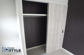 奥行きも深くワイドのあるクローゼットはスライドドアを採用することでお部屋の隅まで家具が配置できる設計(301)