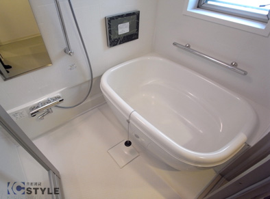 エッグシェル型デザインの追い焚き付フルオートシステムバスがオシャレ。洗濯物に便利な浴室乾燥機も装備しています