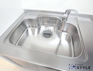 大型シンクで鍋やフライパンを洗うのに便利。シングルレバー水洗で温水使用もらくらく。