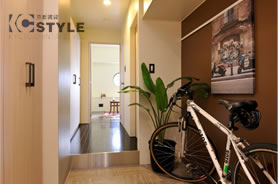 壁一面に続く収納に趣味のロードバイクを置ける広い玄関スペース（301号）