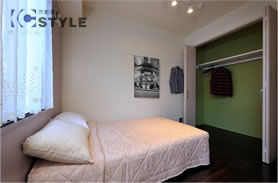 グリーンの配色がオシャレな大型クローゼットを装備した寝室（103号）