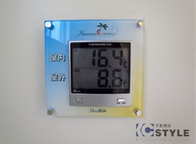 外断熱工法の効果を目で確認できる、室内・室外温度計。