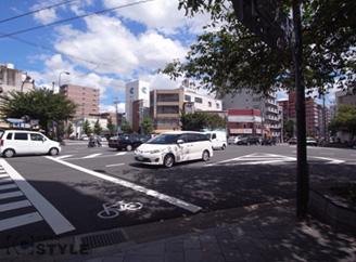 千本今出川の交差点は京都市バスの本数が多く、アクセスが便利で、反面夜間は静かなエリア