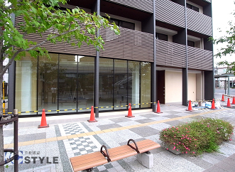 新しく整備が進んだＪＲ長岡京駅西口周りに位置する当マンション前歩道は幅も広く、環境良好