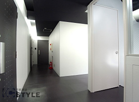 白と黒のコントラストがシャープな印象の共用部廊下