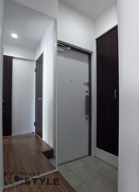 玄関横に設置された大型鏡が空間の広がりを演出（207号）