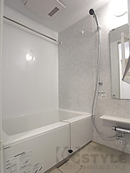 ストーン調デザインパネルの浴室