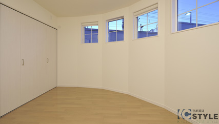 小窓は壁の上部に設置することで家具の配置を妨げない工夫（101号）