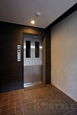 スパルタンなデザインの共有部エレベーターホール