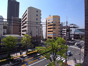 緑が見えるマンション西側住戸からの風景阪神西宮駅が右手に見えます