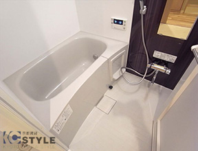 追炊き機能付き1216サイズの広めなバスルームは木目調のデザインパネルが美しい