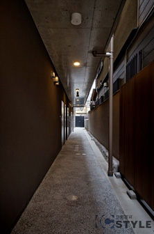 京都の鰻の寝床を想わせる長い廊下（１Ｆ）