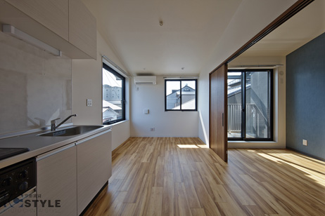 住み手の家具を選ばない明るくシンプルで美しい室内装（01type)