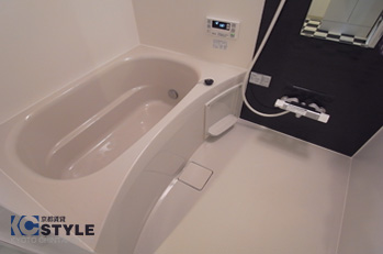 追炊きや自動湯張り機能を搭載した1216サイズの清潔感のあるバスルーム