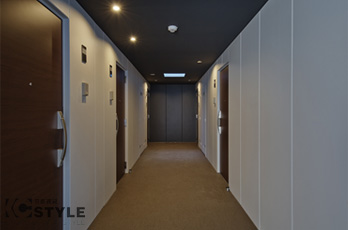 建物の東側住戸と西側住戸の間に位置するように設計された共用部廊下