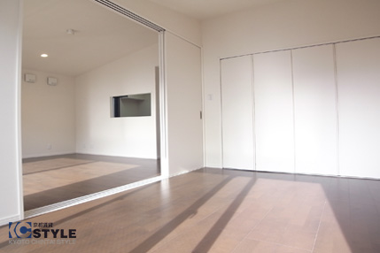 リビングとフラットに繋がる洋室は家具の配置に幅をもたせます 301